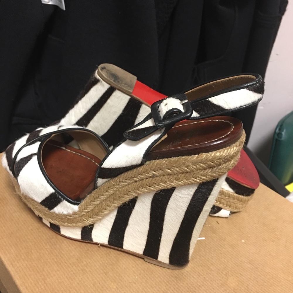 Beautiful Shoe the price to sell not taking any offer for now - Picture 7 of 7